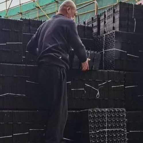 廣東廣州2公分蓄排水板到達(dá)工地卸貨中